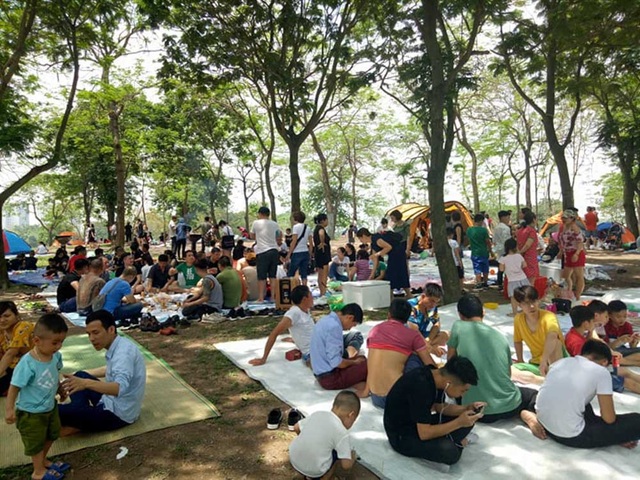 
Dịp nghỉ lễ 30/4-1/5 năm nay kéo dài do trùng vào ngày cuối tuần, thời tiết lại nóng bức khiến cho lượng người đổ về các công viên, khu vui chơi ở Hà Nội trở nên nghẹt thở, quá tải..
