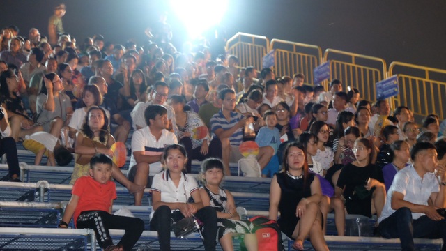 Náo nức xuống phố sớm “xí chỗ" xem pháo hoa - 7 Nhiều khán giả đã ổn định chỗ ngồi trên khán đài trước khi pháo hoa khai hội nhiều giờ liền