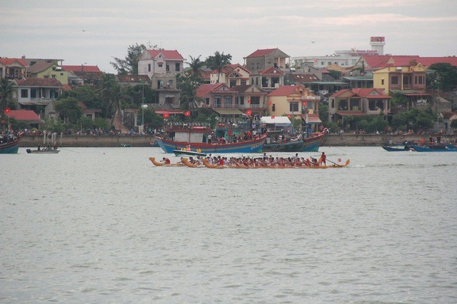 Rộn ràng với lễ hội đua thuyền truyền thống trên sông Nhật Lệ - 2 Rộn ràng với lễ hội đua thuyền truyền thống trên sông Nhật Lệ - 2