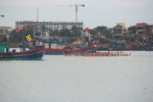 Rộn ràng với lễ hội đua thuyền truyền thống trên sông Nhật Lệ - 5 Các thuyền đua băng băng về đích