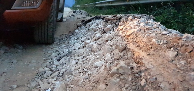 Đường 52 tỷ đồng sau nhiều năm xây dựng chưa nghiệm thu đã nát? - 11 Con đường nứt toác.