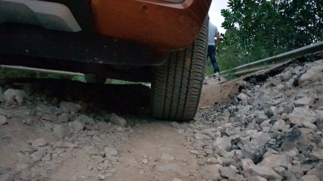 Đường 52 tỷ đồng sau nhiều năm xây dựng chưa nghiệm thu đã nát? - 6 Đường 52 tỷ đồng sau nhiều năm xây dựng chưa nghiệm thu đã nát? - 6