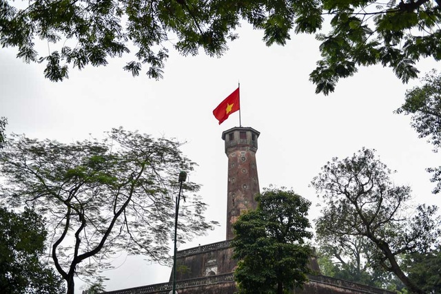 Hà Nội rợp cờ đỏ sao vàng kỷ niệm ngày thống nhất đất nước - 13
Cột cờ Hà Nội.