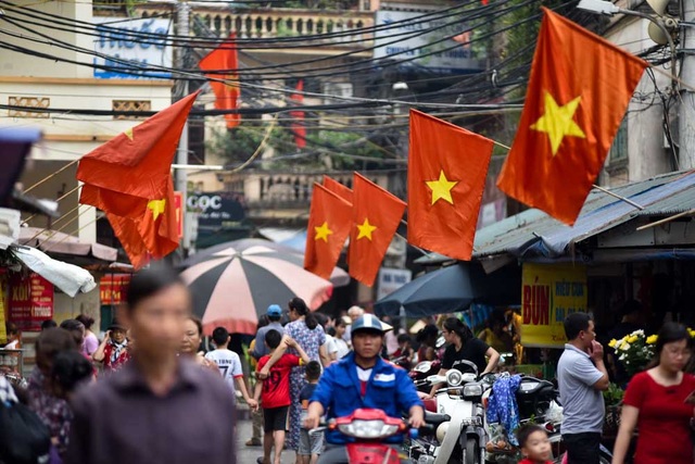 Hà Nội rợp cờ đỏ sao vàng kỷ niệm ngày thống nhất đất nước - 7
Cờ đỏ sao vàng ở khu chợ nhỏ trên đường Nguyễn Trãi.