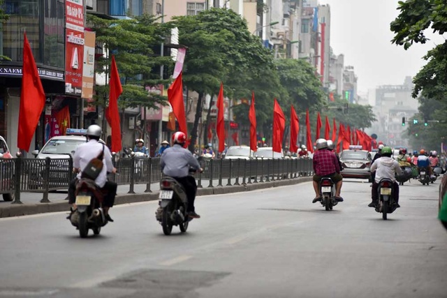 Hà Nội rợp cờ đỏ sao vàng kỷ niệm ngày thống nhất đất nước - 6
Cờ đỏ trên phố Tây Sơn.