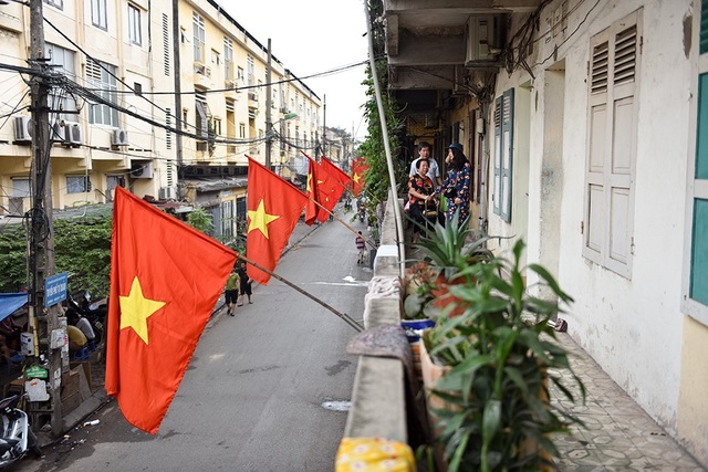 Hà Nội rợp cờ đỏ sao vàng kỷ niệm ngày thống nhất đất nước - 5 Hà Nội rợp cờ đỏ sao vàng kỷ niệm ngày thống nhất đất nước - 5