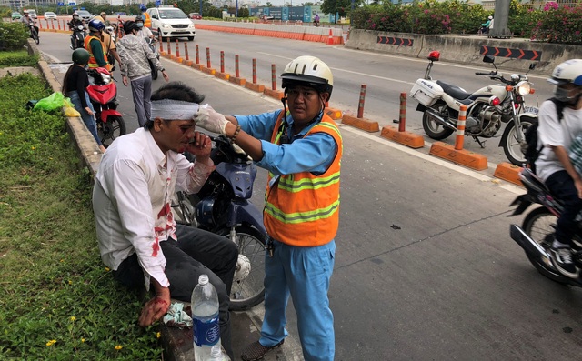 Lại xảy ra tai nạn ngã xe máy, văng sang làn ôtô ở đầu hầm Thủ Thiêm - 2 Vô cùng may mắn khi các xe ôtô kịp phát hiện để tránh nên đã không xảy ra tai nạn chết người. Tuy nhiên người đàn ông này bị thương khá nặng phần đầu.