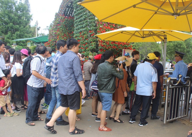 Du khách nườm nượp đổ về thành phố “trốn nóng” - 4 Các điểm du lịch tại Đà Lạt luôn thu hút rất đông du khách tới tham quan khiến nhiều dịch vụ quá tải