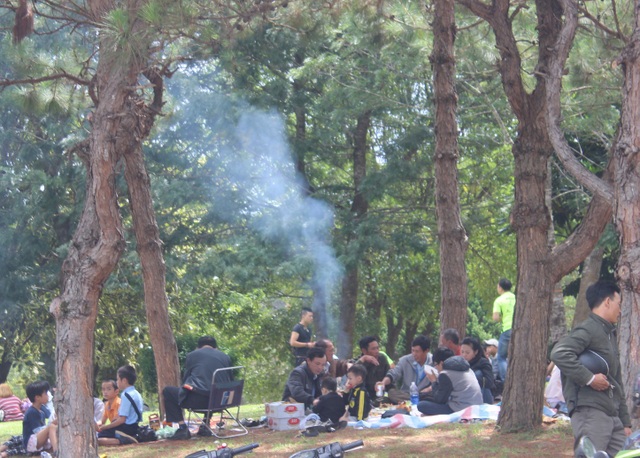 Du khách nườm nượp đổ về thành phố “trốn nóng” - 13 Thời tiết Đà Lạt đang bắt đầu nóng lên, những khuôn viên cây xanh thoáng mát như thế này luôn là điểm dừng chân lý tưởng cho nhiều gia đình...