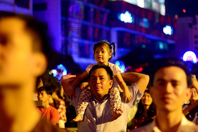 Người Sài Gòn mãn nhãn với màn pháo hoa đẹp lung linh dịp lễ 30/4 - 10
Hai bố con cùng thưởng thức pháo hoa đêm 30/4.
