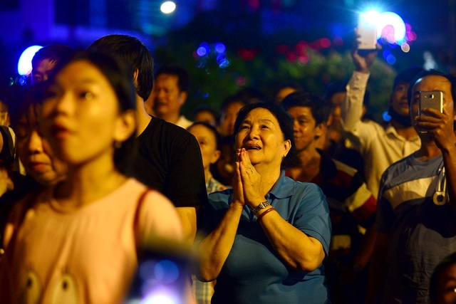 Người Sài Gòn mãn nhãn với màn pháo hoa đẹp lung linh dịp lễ 30/4 - 8
Một phụ nữ trầm trồ khi chứng kiến pháo hoa đẹp lung linh bay lên trời..