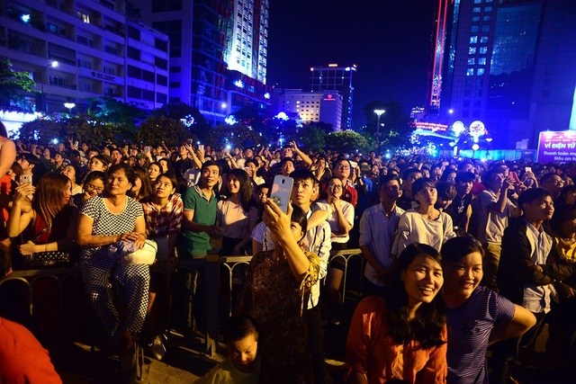 Người Sài Gòn mãn nhãn với màn pháo hoa đẹp lung linh dịp lễ 30/4 - 1
Tối 30/4, hàng nghìn người dân tập trung ở bến Bạch Đằng, quận 1 để chờ xem pháo hoa.