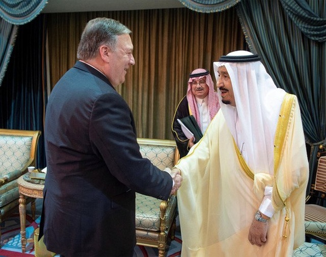 
Tân Ngoại trưởng Mỹ Mike Pompeo (trái) bắt tay Quốc vương Ả Rập Saudi Salman bin Abdulaziz Al Saud (phải) tại Riyadh, Ả Rập Saudi hôm 29-4 Ảnh: REUTERS
