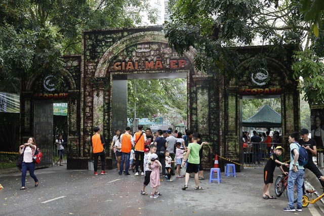 Giới trẻ Hà Thành rủ nhau đến Ecopark chơi nhập vai giải mã tìm kho báu - 1 Người chơi xếp hàng mua vé tham gia Giải mã EP từ sớm