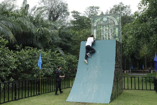 Giới trẻ Hà Thành rủ nhau đến Ecopark chơi nhập vai giải mã tìm kho báu - 11 Vượt tường hoàn thành mảnh ghép