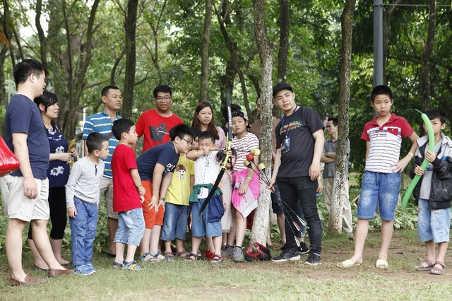 Giới trẻ Hà Thành rủ nhau đến Ecopark chơi nhập vai giải mã tìm kho báu - 3 Cả nhà cổ vũ cho xạ thủ nhí trong trò Đi săn