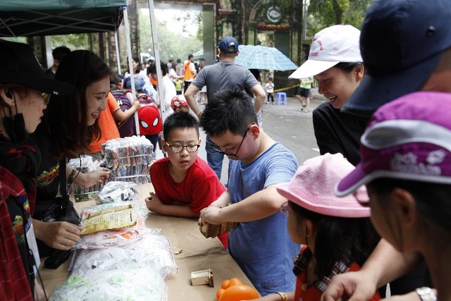 Giới trẻ Hà Thành rủ nhau đến Ecopark chơi nhập vai giải mã tìm kho báu - 4 Một bạn nhỏ đã lấy được bản đồ kho báu