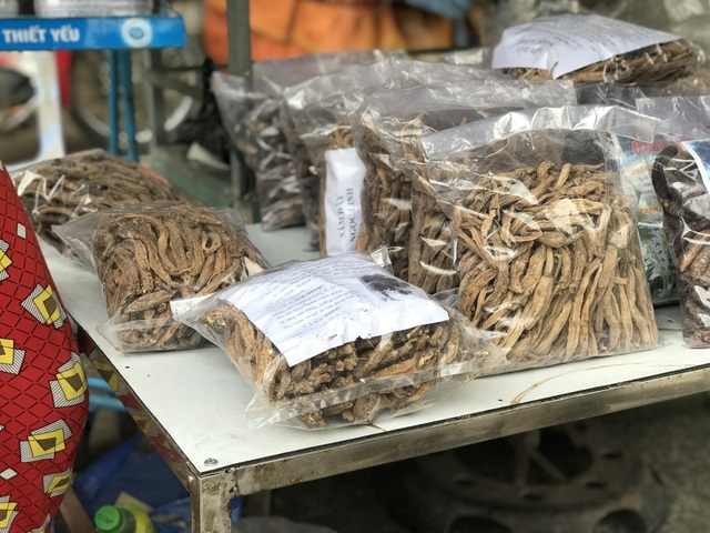 Sâm “công nghiệp” bán tràn lan gần chân núi Ngọc Linh - 9 Hàng có rất nhiều và dễ mua