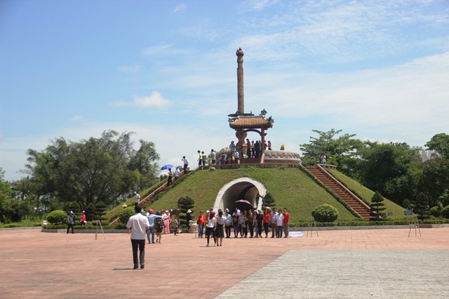 Ký ức của những cựu binh về 81 ngày đêm khói lửa ở Thành cổ Quảng Trị - 3 Thành cổ Quảng Trị những ngày tháng 4 có rất đông người đến tri ân liệt sĩ