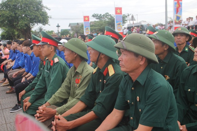 Tự hào, xúc động trong lễ hội Thống nhất non sông trên vĩ tuyến 17 - 5 Các cựu chiến binh tham dự ngày hội thống nhất
