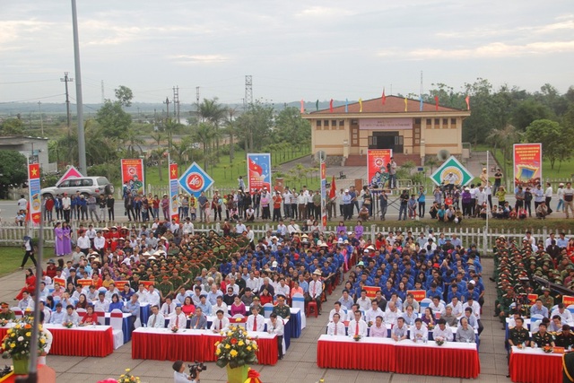 Tự hào, xúc động trong lễ hội Thống nhất non sông trên vĩ tuyến 17 - 2 Đông đảo cán bộ, nhân dân tham dự ngày hội mừng Kỷ niệm đất nước thống nhất