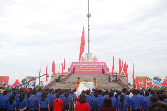 Tự hào, xúc động trong lễ hội Thống nhất non sông trên vĩ tuyến 17 - 4 Lá cờ được kéo lên đỉnh cột cờ của Kỳ đài Hiền Lương