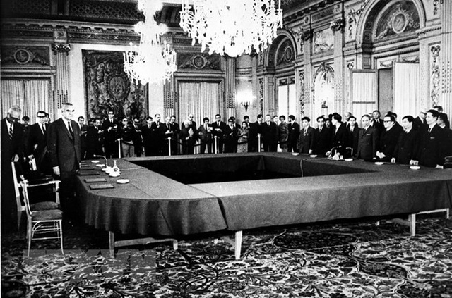 Cuộc nói chuyện chính giữa Chính phủ Việt Nam Dân chủ Cộng hòa và Chính phủ Hoa Kỳ về hòa bình ở Việt Nam tại Phòng họp Trung tâm Hội nghị Quốc tế ở Paris ngày 13/5/1968.(Đoàn Việt Nam ngồi phía bên phải). Ảnh: TL.
