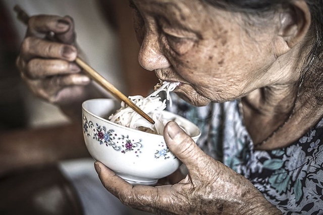 Cảm động bộ ảnh “hạnh phúc tuổi già” của nữ nhiếp ảnh gia người Việt - 12 Bún là món ăn yêu thích nhất của bà.