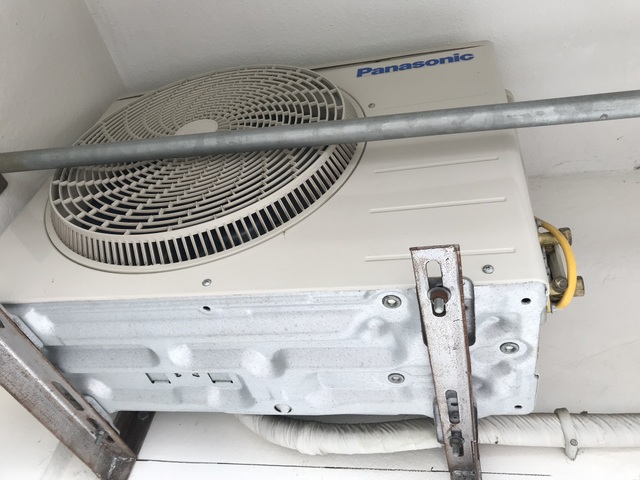 Ở một số chung cư, 3 - 4 cục nóng điều hoà lắp sát nhau hoặc quay vào nhau cũng dễ khiến điều hoà Inverter không hoạt động