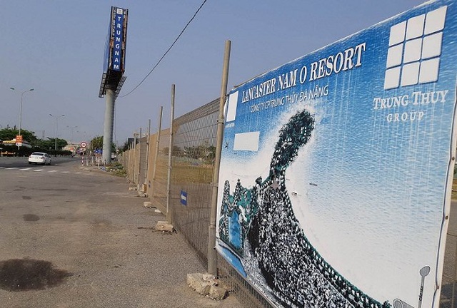 Resort 3.000 tỷ mẹ chồng Thu Thảo: Rào thép B40 chặn đường dân ra biển - 2
Từ chốt trực ở cuối đường Nguyễn Tất Thành, hàng rào thép được dựng lên bao quanh dự án
