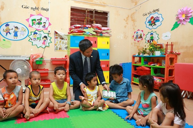 Đầu tư cho giáo dục vì thế hệ tương lai - 1 Đại diện Chubb Life Việt Nam đến thăm và tặng quà cho các em tại trường Mầm non Duy Ninh tháng 05/2017