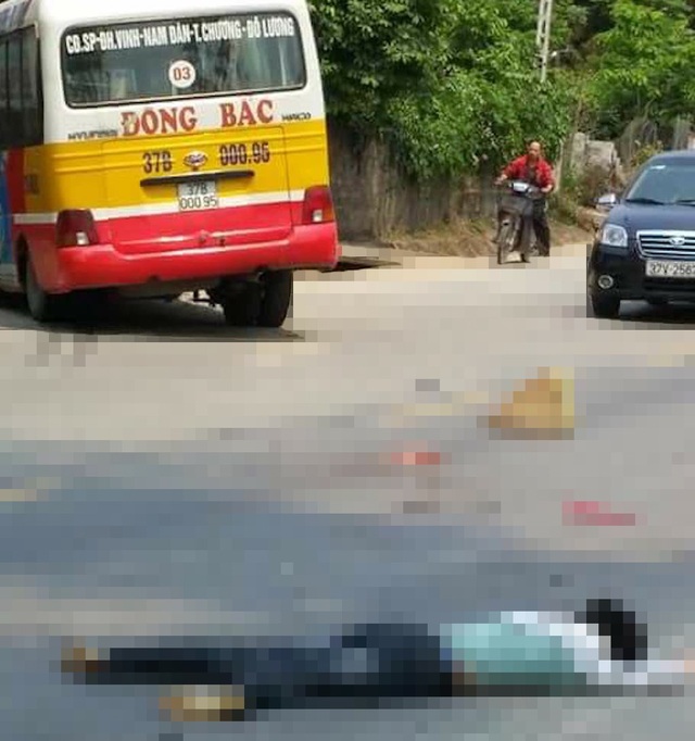Một trong hai nạn nhân tử vong tại chỗ sau cú va chạm kinh hoàng với chiếc xe buýt.