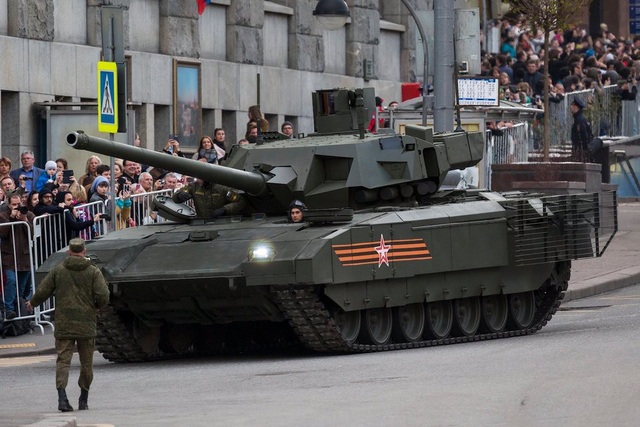 Sức mạnh “bất khả chiến bại” của siêu xe tăng Nga Armata T-14 - 6 T-14 còn được trang bị hệ thống phòng thủ Afghanit, gồm các radar và hệ thống phòng thủ, có khả năng phát hiện và tiêu diệt các tên lửa dẫn đường, súng chống tăng tấn công T-14. Ngoài ra, T-14 còn được trang bị lớp giáp phản ứng nổ (ERA) Malachit, có thể giảm 50% khả năng xuyên phá của đạn chống tăng hiện tại. (Ảnh: Getty)
