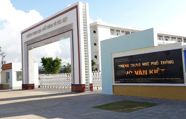 Tỉnh ủy Kiên Giang khiển trách Giám đốc Sở GD-ĐT - 1 Trong những sai phạm của bà Nguyễn Thị Minh Giang - Giám đốc Sở GD-ĐT tỉnh Kiên Giang mà UBKT Tỉnh ủy Kiên Giang kết luận có nội dung bà Giang chỉ đạo tuyển sinh 6 trường hợp dưới điểm chuẩn vào trường THPT Võ Văn Kiệt.