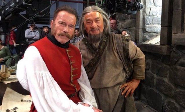 Đón tuổi 64, Thành Long ra album ca nhạc, đóng phim hành động - 3 Tạo hình của Thành Long và Arnold Schwarzenegger trong phim mới sắp ra mắt.