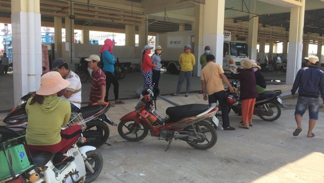 Nhiều bất cập trong quản lý cảng cá, tư thương gửi đơn “cầu cứu” tại Phú Yên - 3 Tiểu thương lo lắng vì mất nơi làm ăn buôn bán