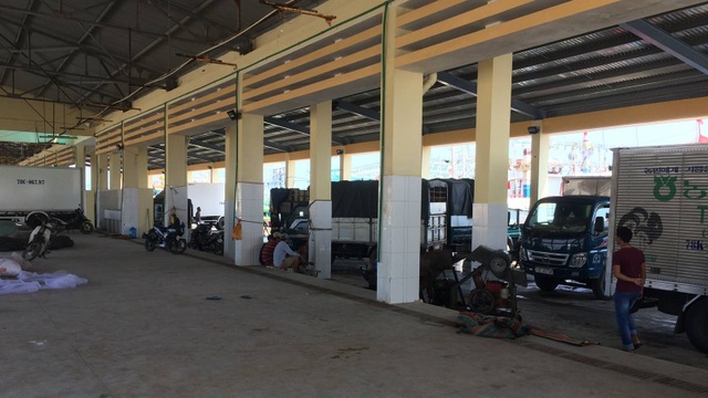 Nhiều bất cập trong quản lý cảng cá, tư thương gửi đơn “cầu cứu” tại Phú Yên - 2 40 tiểu thương buôn bán tại cảng, nhưng BQLCC chỉ phân 12 lô cho 12 tiểu thương