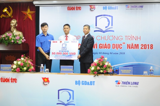 Ứng dụng nhiều công trình “Tri thức trẻ vì giáo dục” vào thực tiễn - 2 Ban tổ chức trao hỗ trợ kinh phí truyền thông cho đại diện công trình “Nền tảng phát triển giáo dục Open Classroom”.