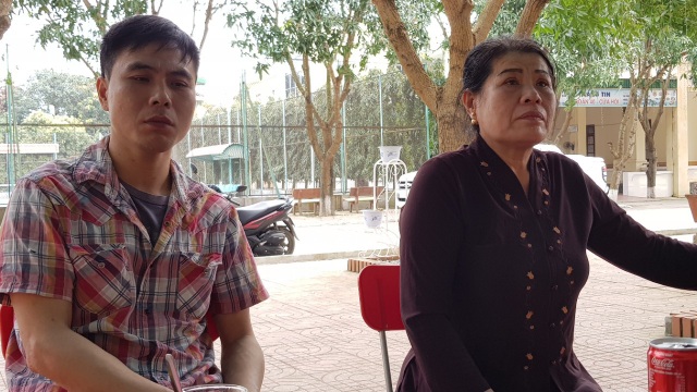 Nghệ An: Ba người bị truy tố, kẻ tông xe vẫn nhởn nhơ? - 5 Mẹ con bà Nguyệt vẫn chưa hết bức xúc sự việc xảy ra cách đây gần 2 tháng.