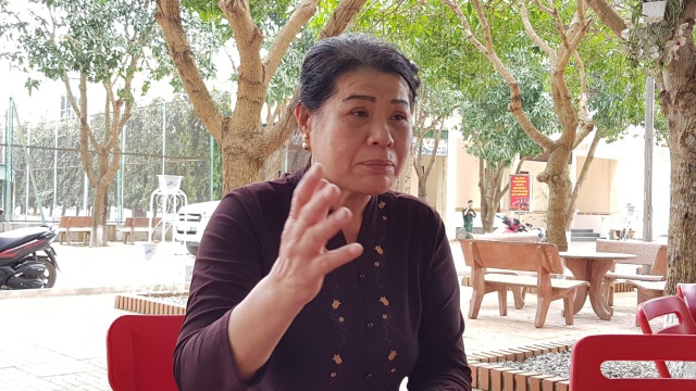 Nghệ An: Ba người bị truy tố, kẻ tông xe vẫn nhởn nhơ? - 1 Bà Nguyệt bức xúc trình bày với các PV sự việc xảy ra vừa qua.