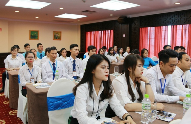 Hàng loạt các dự án trọng điểm của thị trường bất động sản Huế về tay Đất Xanh Bắc Miền Trung - 3 Nhân viên kinh doanh hào hứng lắng nghe các thuyết trình về dự án mới
