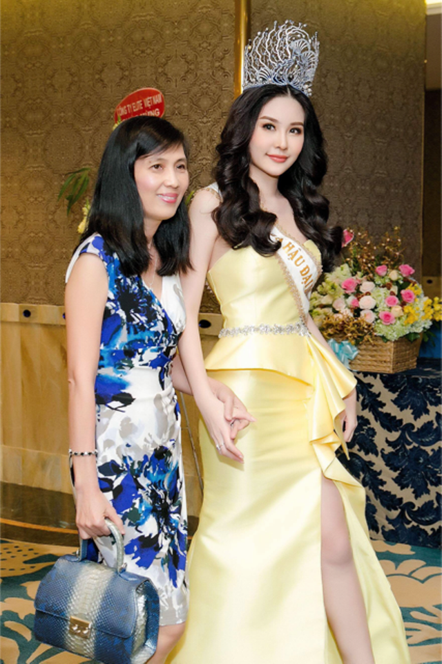 Lê Âu Ngân Anh lần đầu xuất hiện với vương miện Hoa hậu sau 5 tháng đăng quang - 2 Lê Âu Ngân Anh xuất hiện cùng mẹ trong chương trình với thần thái tươi trẻ