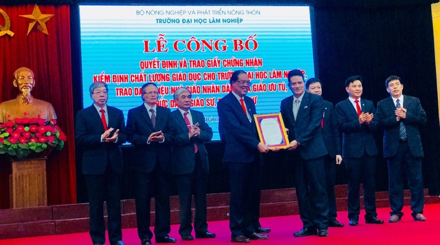 Trường đại học Lâm nghiệp Việt Nam đạt kiểm định chất lượng giáo dục - 1
Lãnh đạo trường ĐH Lâm nghiệp Việt Nam nhận giấy kiểm định chất lượng giáo dục từ TT kiểm định chất lượng giáo dục – ĐH QGHN
