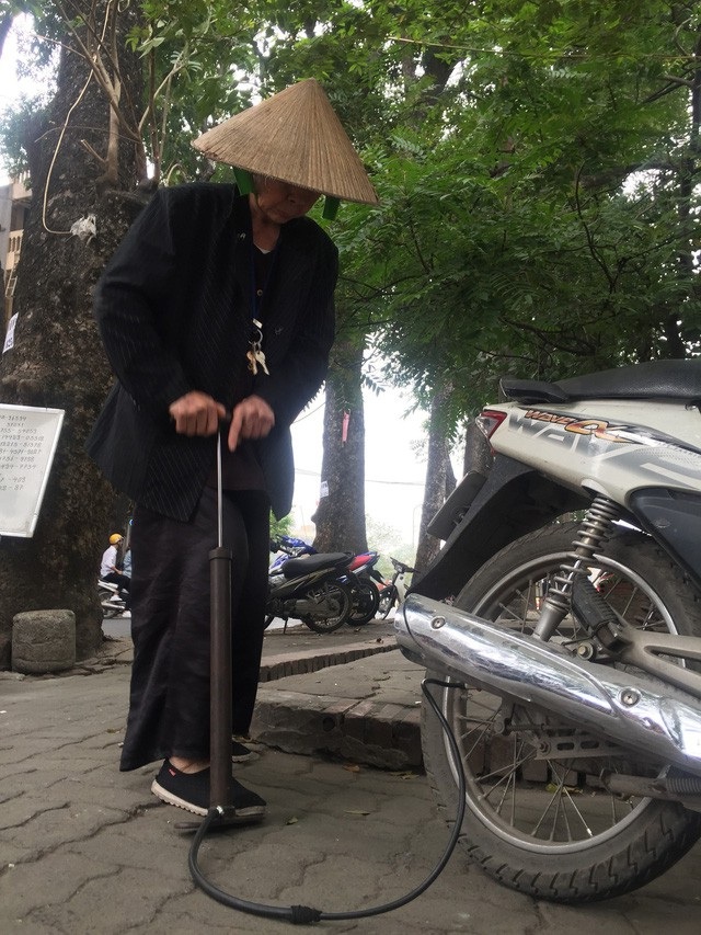 Cụ bà 90 tuổi vá xe nhanh thoăn thoắt trên phố Hà Nội - 2 Cụ bà 90 tuổi vá xe nhanh thoăn thoắt trên phố Hà Nội - 2