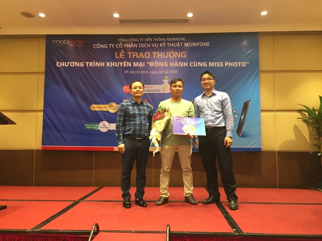 MobiFone trao thưởng 500 triệu đồng tiền mặt cho Khách hàng - 1 Đại diện Công ty Cổ phần Dịch vụ Kỹ thuật MobiFone trao thưởng cho khách hàng