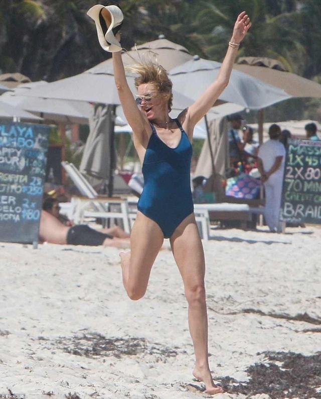 Naomi Watts vẫn thon thả, quyến rũ ở tuổi 50 - 1
Khoảnh khắc vui vẻ và thư thái của nữ diễn viên Naomi Watts trên bãi biển
