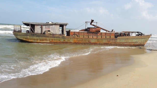 Tàu sắt vô chủ bị sóng đánh dạt vào bờ biển Hà My Đông B