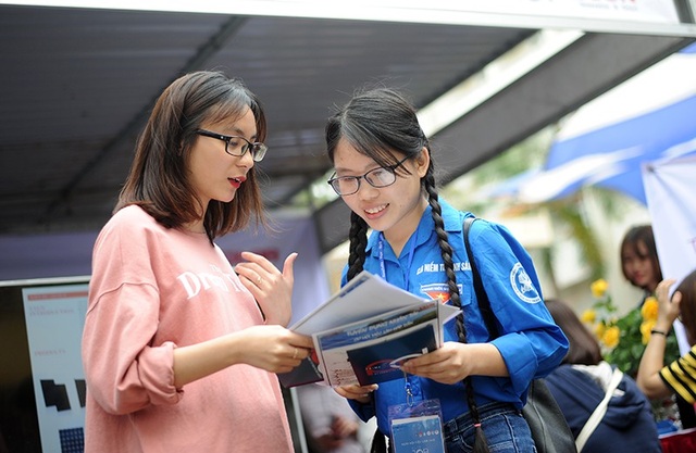 1.000 việc làm dành cho sinh viên tại Hà Nội - 1 Hàng ngàn sinh viên đã tham gia tuyển dụng và tìm hiểu thông tin tại các gian hàng Ngày hội việc làm 2018.