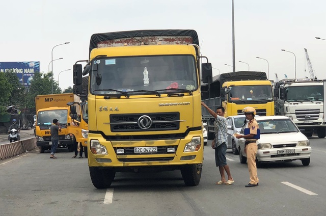 Tài xế chạy tán loạn, lao xe "quyết tử" khi thấy CSGT xuất hiện bất ngờ - 5 Một số trường hợp khác bị lập biên bản vi phạm.