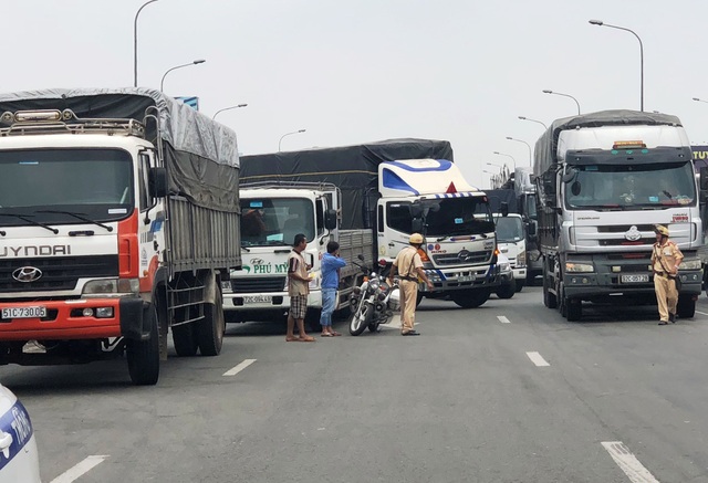 Tài xế chạy tán loạn, lao xe "quyết tử" khi thấy CSGT xuất hiện bất ngờ - 4
Lực lượng CSGT Đội Rạch Chiếc tiến hành xử lý vi phạm của hàng loạt tài xế dừng đỗ trái phép...